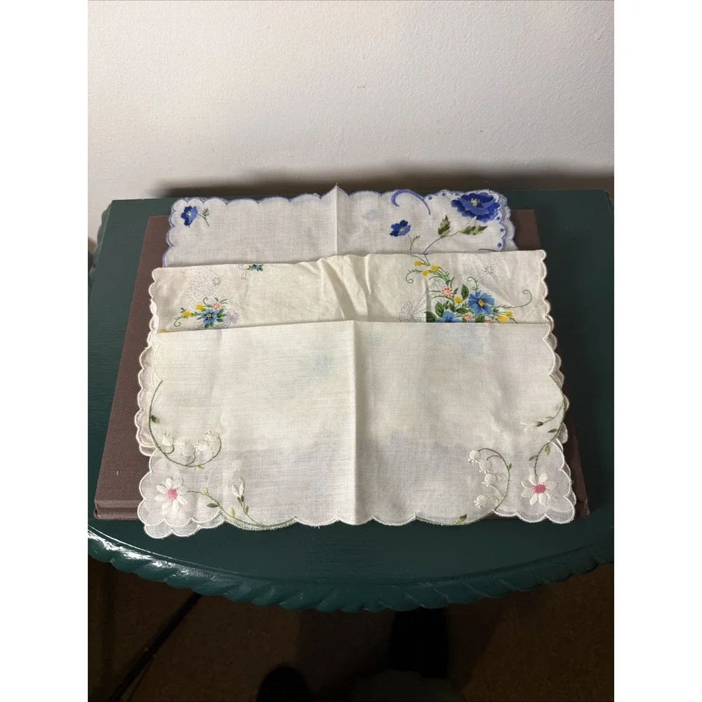 Vintage Linen Floral Scalloped Teatime Cottagecore Country Handkerchiefs Set of3